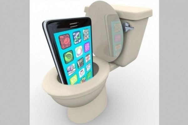 Nguy cơ cho sức khỏe khi sử dụng điện thoại, máy tính bảng trong nhà vệ sinh