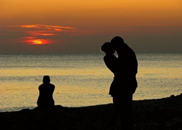 Lỡ yêu phát điên người phụ nữ đã có chồng con