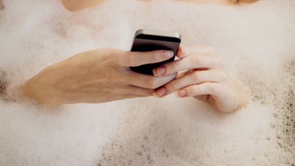 Nguy cơ cho sức khỏe khi sử dụng điện thoại, máy tính bảng trong nhà vệ sinh 1