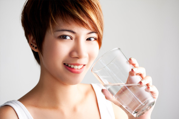 Uống đủ 2 lít nước mỗi ngày để có làn da đẹp