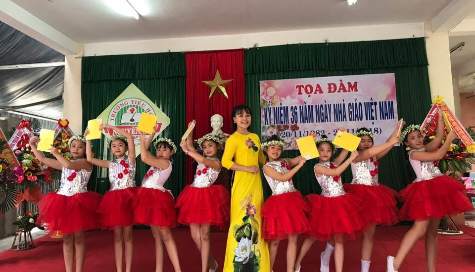 co-giao-van-tung-la-mot-dien-vien-mua