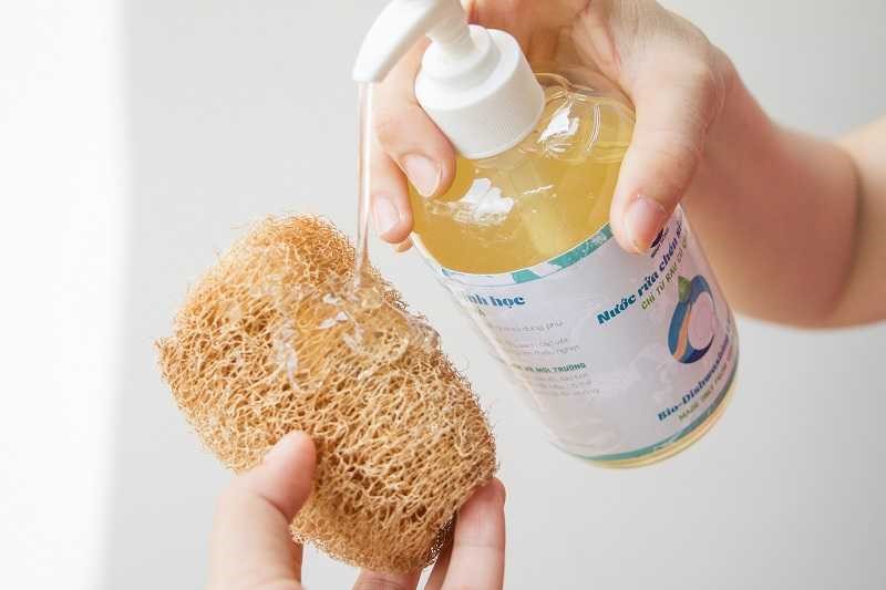 cách làm nước rửa chén vỏ dứa 1