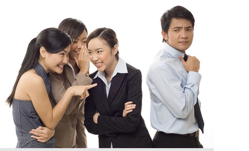 Thói soi mói người khác: tật xấu dễ mắc của người Việt 2