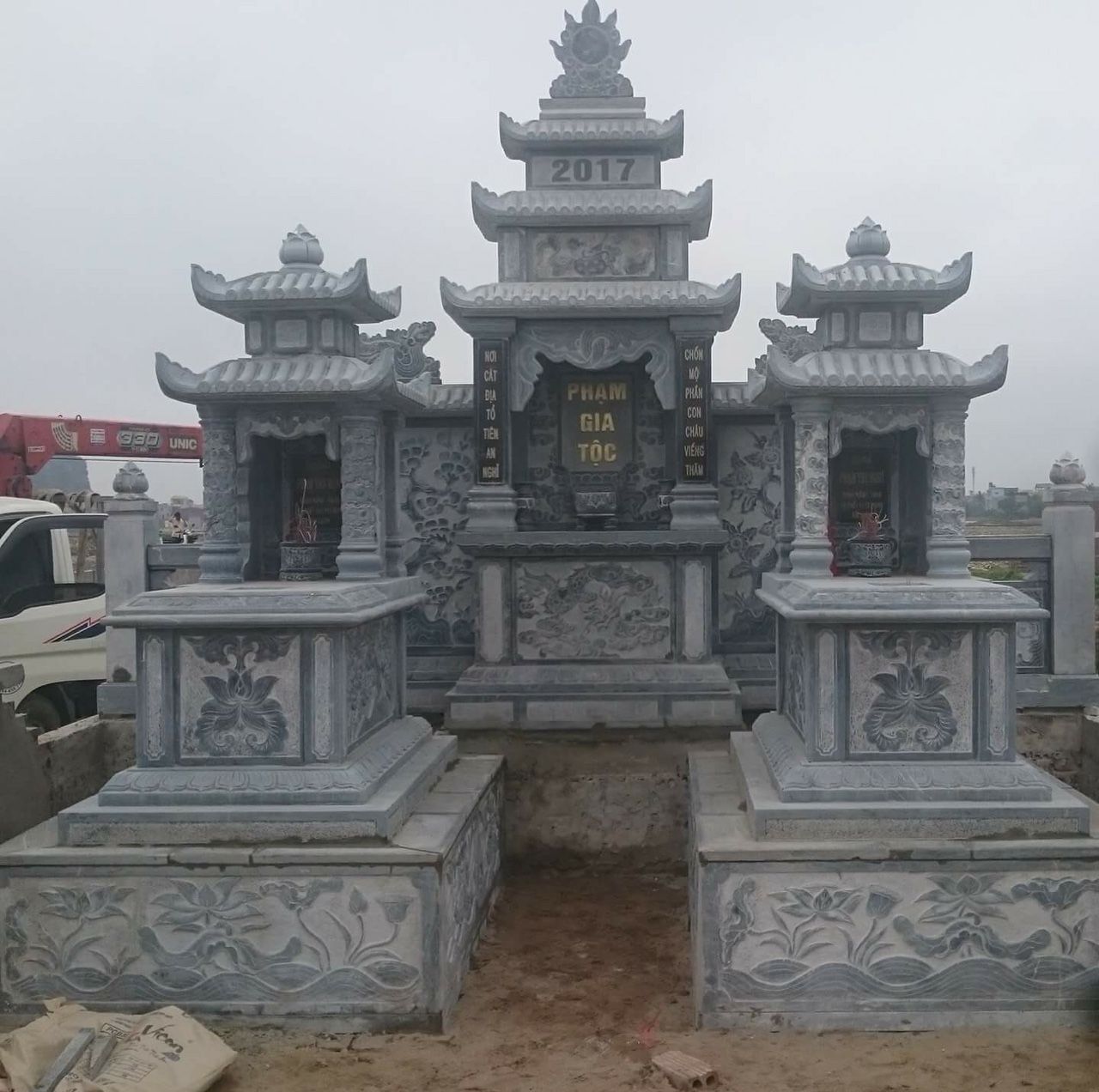 Mộ đá hai mái 1